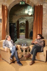 Josep Pons i Oriol Broggi, directors musical i escènic, conversen al soterrani de la Biblioteca de Catalunya sobre La flauta màgica. Foto: Agustí Ensesa
